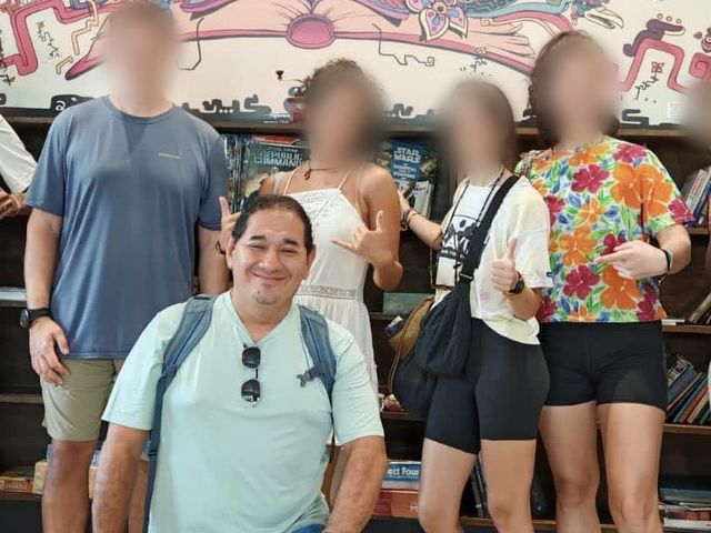 דייב עם מטיילים בסיור בסן סלוודור