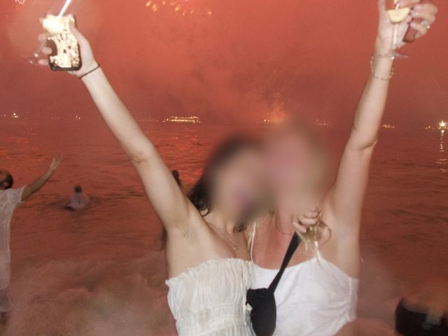 חוגגות בלבן על החוף בריו בחצות, עם זיקוקים